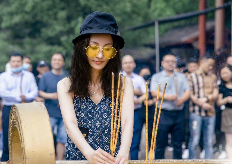 39岁姚笛遭婚变?富豪老公深夜和美女约会,手挽手身体紧贴好亲密