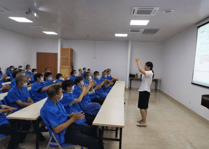 信阳市人民医院:加强保洁人员培训,做好疫情期间保洁消杀工作