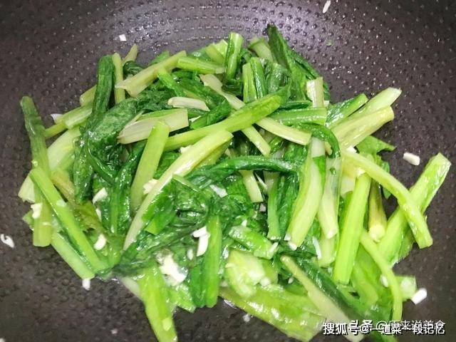 这样炒出来的油麦菜颜色翠绿,吃起来有脆感,很好吃