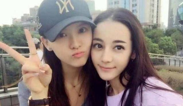 迪丽热巴自嘲全家最丑看到与妹妹合照后神仙一家