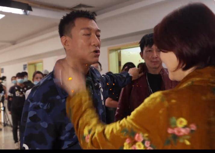 原创扫黑风暴能火不是偶然车晓片场狂扇孙红雷眼镜都快打掉了