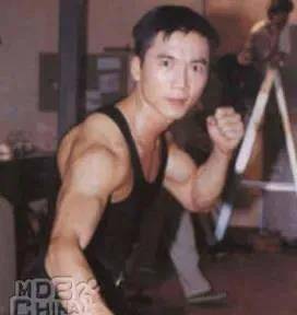 原创54岁的他满身肌肉,曾拳打甄子丹,脚踢李连杰……霸气