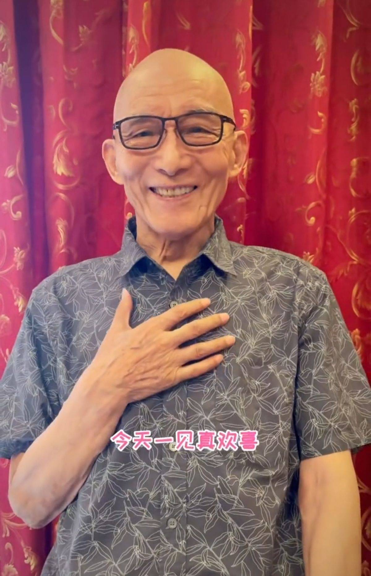 87岁游本昌好精神眼睛浑浊却仍有光一件衣服重复穿2年好节省