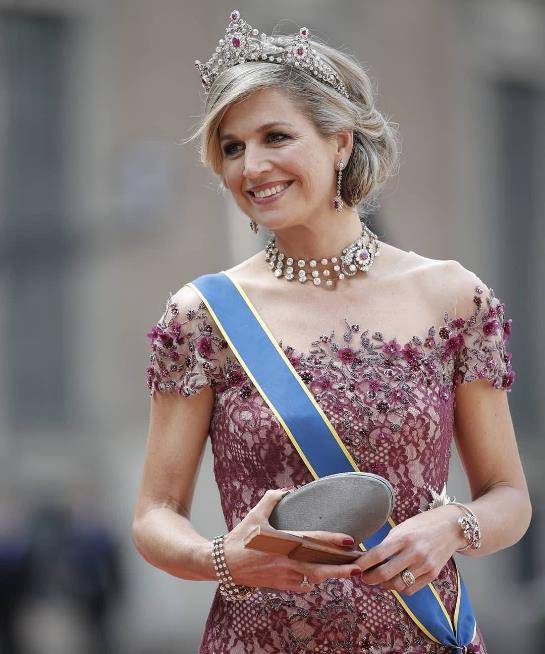 50岁荷兰王后有钱任性:珠宝王冠不重样的戴,奢华程度不输英女王