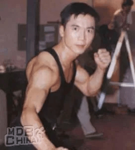 54岁的他满身肌肉,曾拳打甄子丹,脚踢李连杰……霸气_邹兆龙