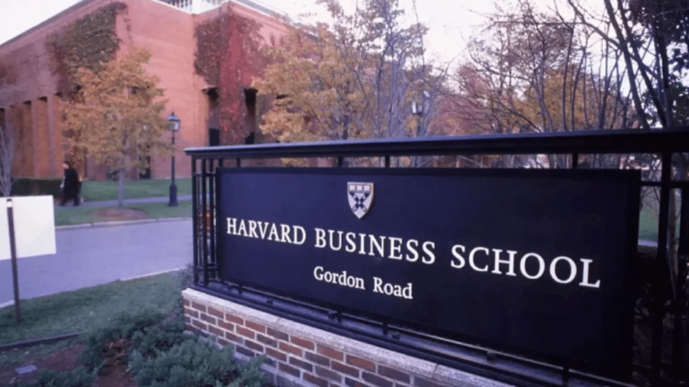 哈佛大学商学院毕业生就业率 90%,毕业生主要从业于咨询,科技以及私募