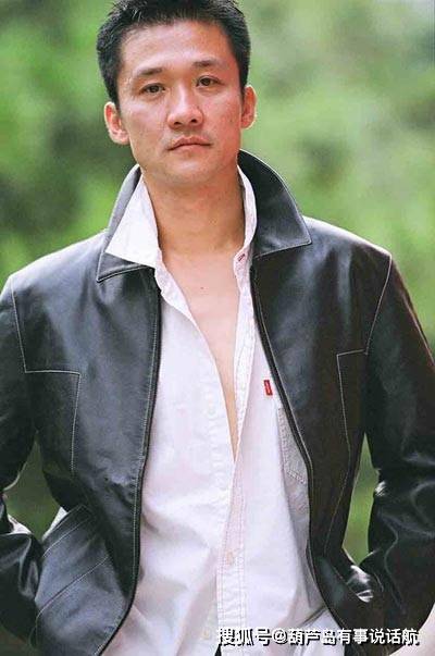 原创老戏骨黄志忠近况,他与大三岁的何音,相爱13年后,为何离婚?