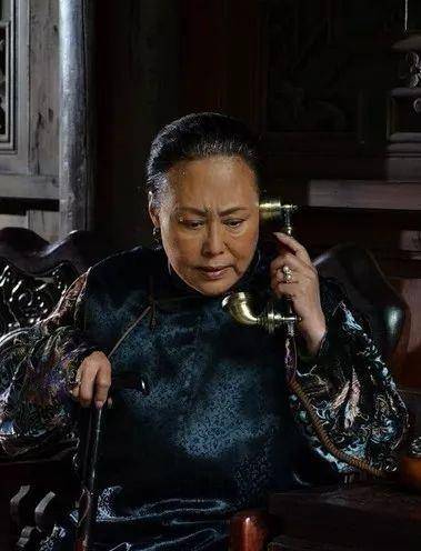斯琴高娃:18岁嫁导演,36岁携女儿三嫁音乐家,被儿子怨恨了25年_孙天相