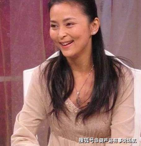 原创老戏骨黄志忠近况,他与大三岁的何音,相爱13年后,为何离婚?