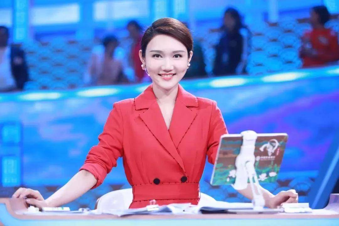 原创央视主持人龙洋首次亮相春晚,主持压力大,效果呈现被看好!
