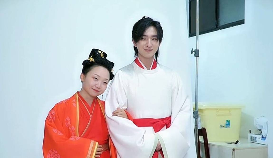 在网剧《皇后刘黑胖》的拍摄花絮中,李宏毅非常配合,他在开机仪式上的