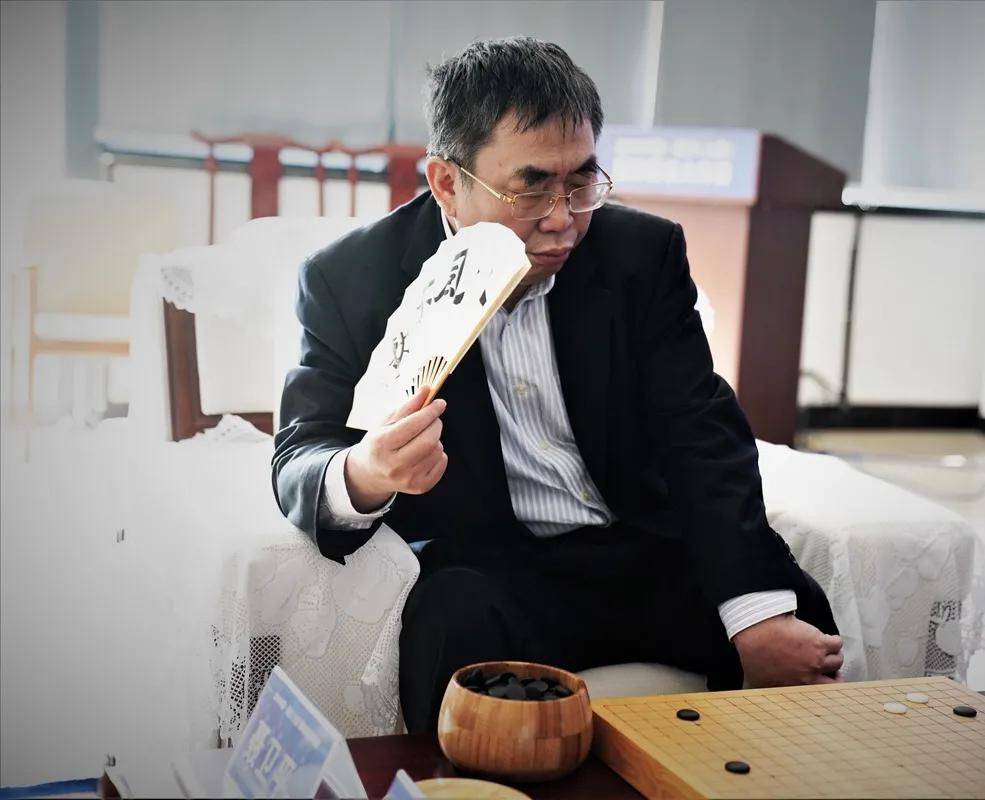 手持"八风不动"扇下棋的聂卫平 pic_源自网络