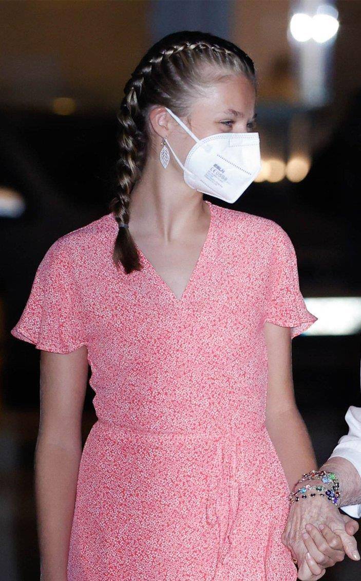 原创莱昂诺尔姐妹俩紧跟潮流,扎上火遍欧美的拳击辫,尽显青春靓丽