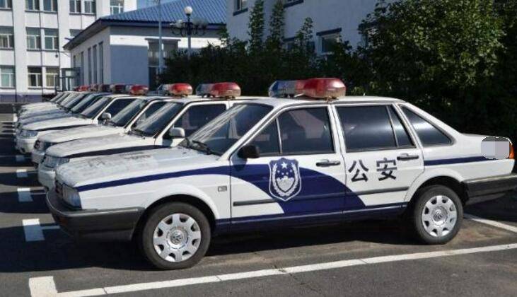 看完各国警车涂装原以为迪拜最霸气最气派最后还是咱的最威武