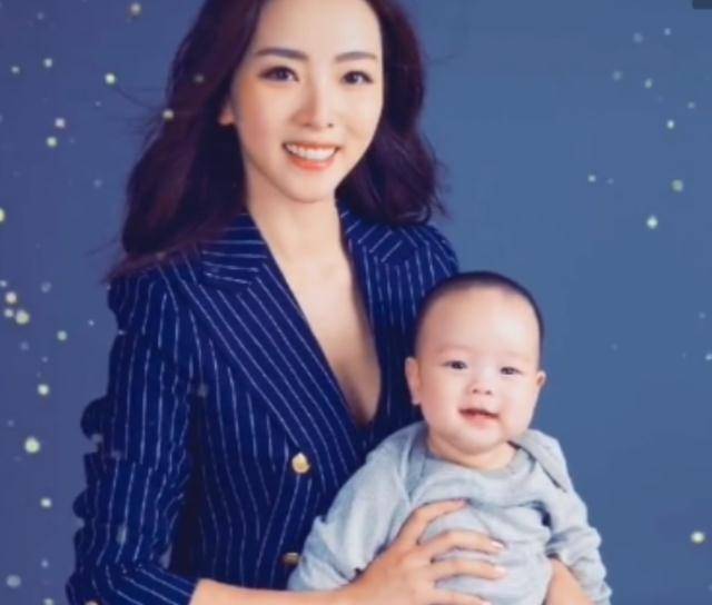 央视主持李思思晒跳舞照!皮肤白皙保养好,手上绿宝石戒指抢镜