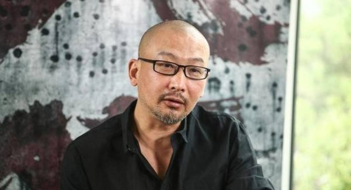 管虎的浪荡情史,靠才华搅乱3池春水,最后竟与前女友闺蜜闪婚?