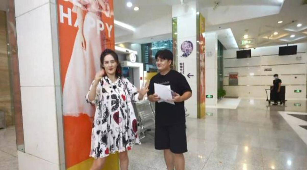 随后,谢娜工作室也正式宣布了这一消息,并曝光了8月份的谢