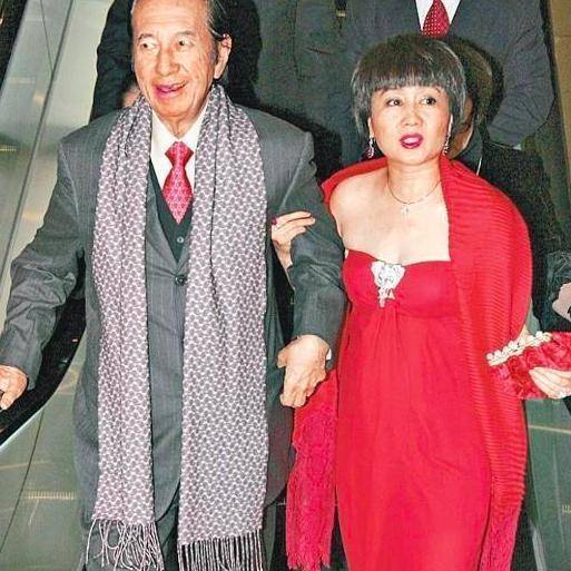 原创说何猷君不是自己弟弟,说梁安琪不是何太太,结婚18年还没生育