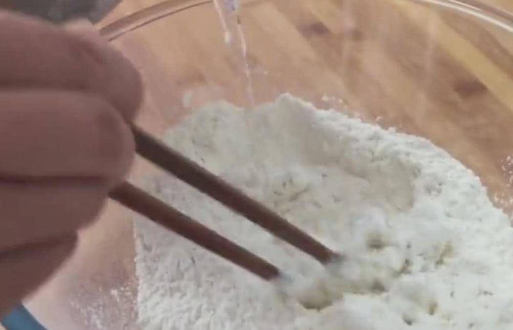 小麦的颖果是人类的主食之一,磨成面粉后可制作面包,馒头,饼干,面条等