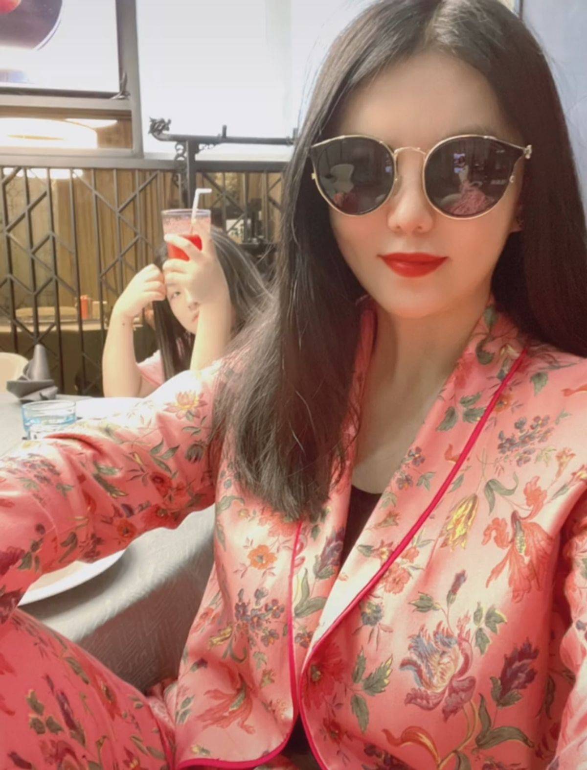 原创李湘近照暴瘦巴掌脸素颜状态好似学生妹鸽子蛋耳环太亮眼