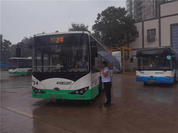 武汉公交多举措应对强降雨天气 保障市民安全出行