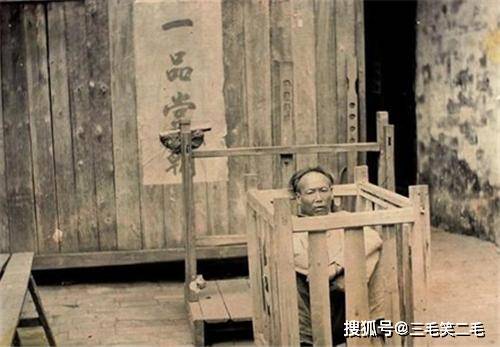 晚清刑场真实老照片:犯人像狗一样被牵着,浸猪笼的女子让人心疼