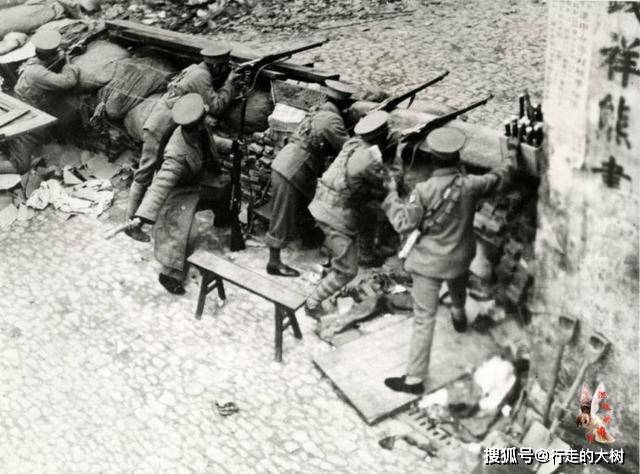 抗战旧影:1937年淞沪会战老照片,国军坦克与日军巷战