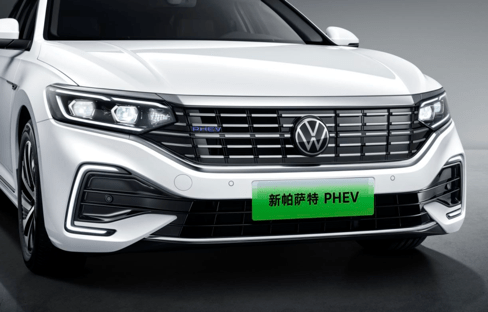 再来看看新帕萨特phev,新车在外观上的 c型led日间行车灯,phev侧标,让