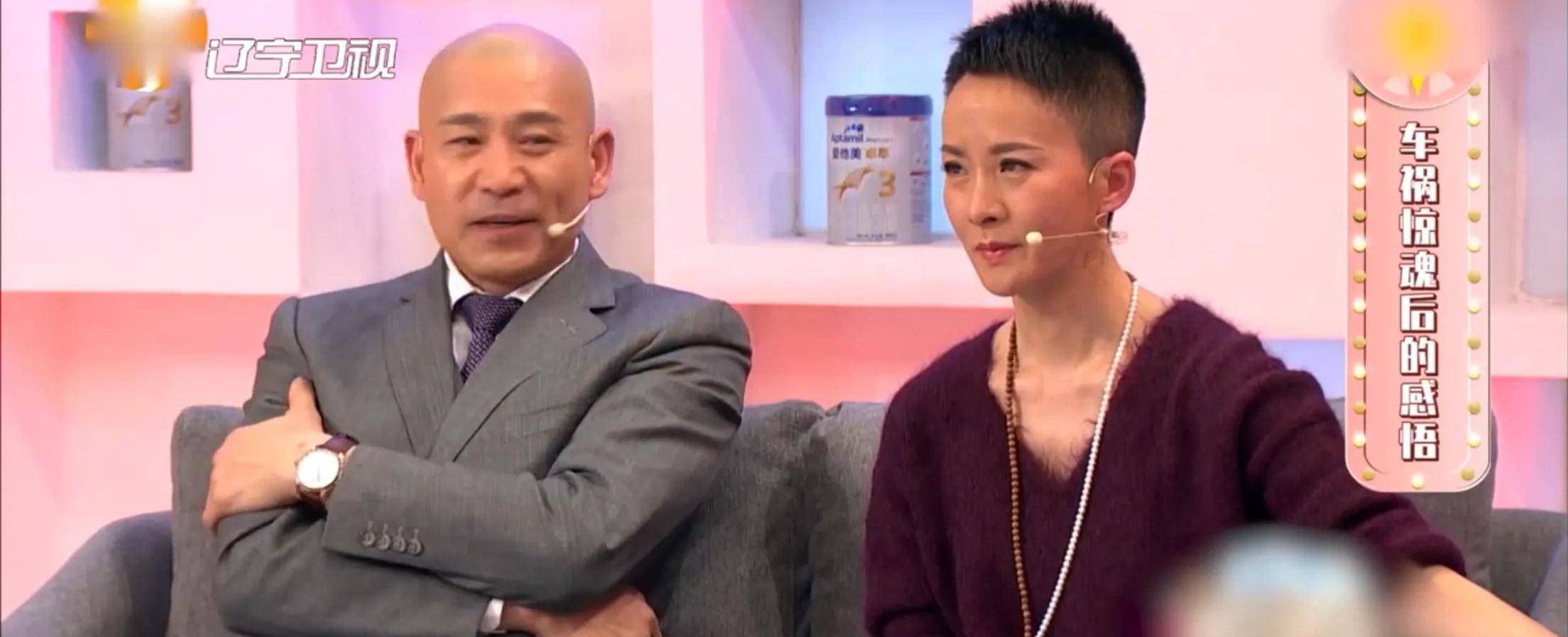 外表硬汉的师小红,鼓不起勇气表白,只能埋藏在心里.