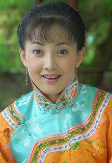 48岁的牛莉依然有马甲线,结婚24年女儿14岁,曾获游泳,射击冠军