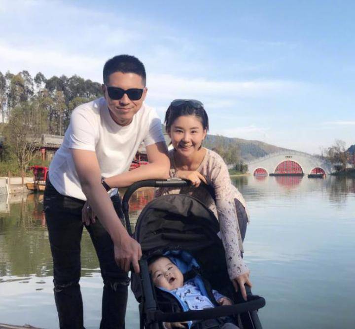 原创王雷再度升级当爸!李小萌双手捧腹展二胎孕肚,自曝想要对双胞胎
