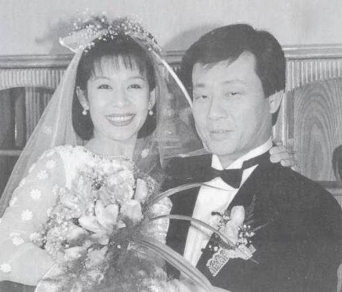 老戏骨坐拥双妻,两妻子同住一栋楼关系和睦,但他真的就幸福吗?