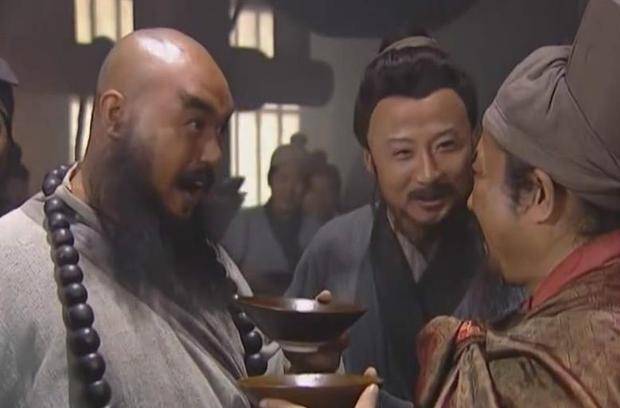 鲁智深问了杨志一个问题杨志不敢直接回答只得当鲁智深的副手