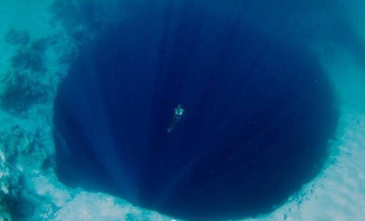 若把100公斤的铁球扔进1万米深的马里亚纳海沟它会被压扁么