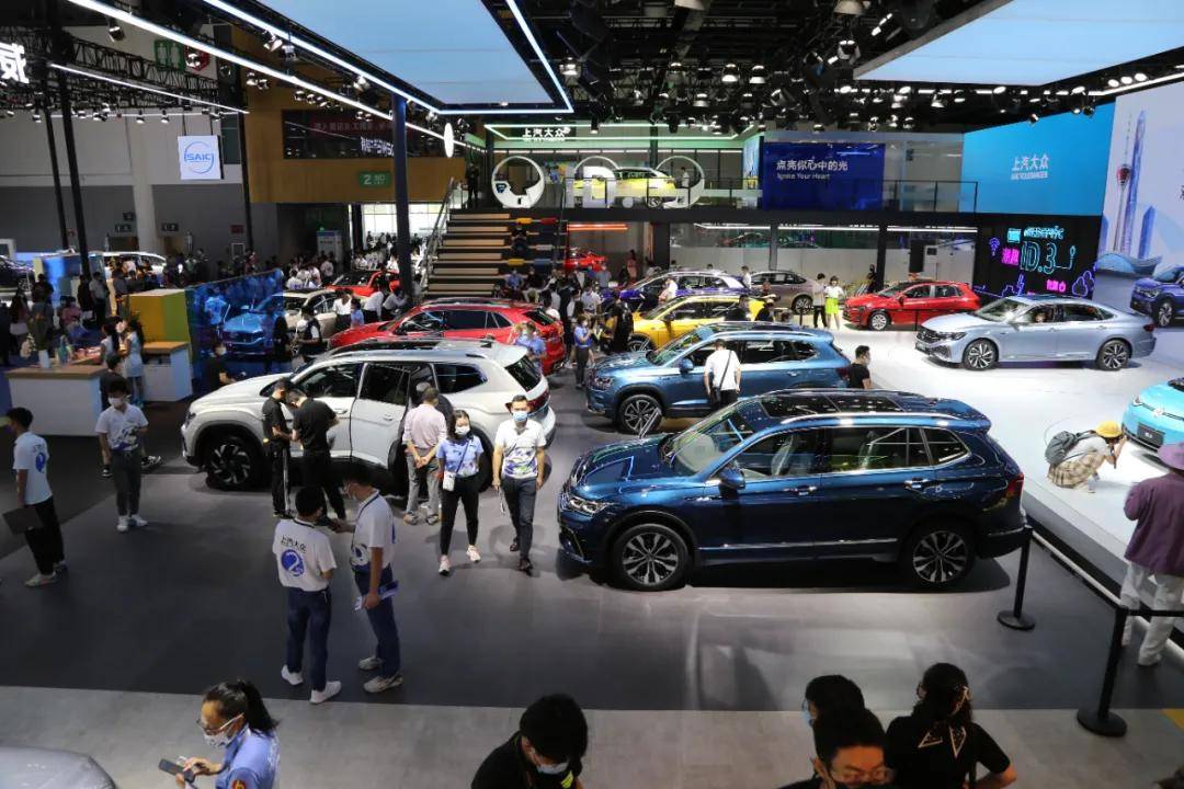 2021成都车展玩游戏看美女品豪车原来他们才是流量担当