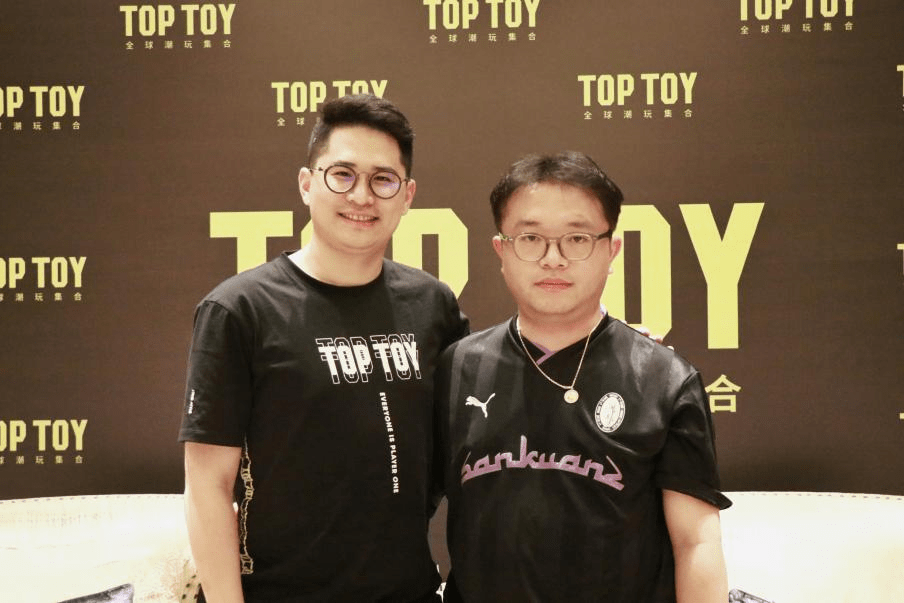 top toy创始人兼ceo孙元文(左)与文和友文创事业部总经理石道才(右)