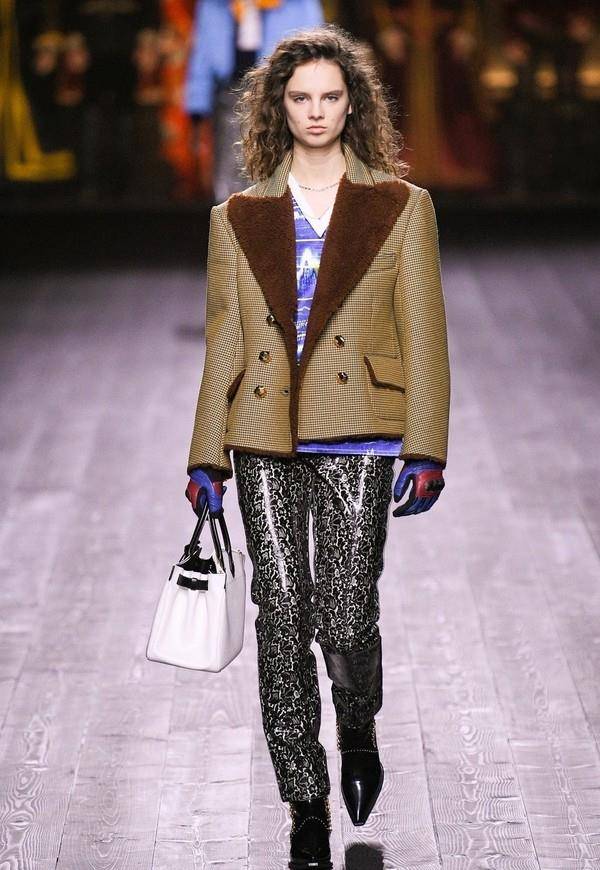 lv2020秋冬新款女装,2020lv新款女包 原创louis vuitton 2020秋冬女装系列:人生如戏,美靠lv