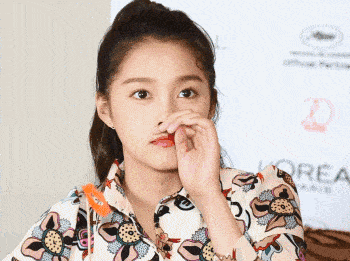 原创吴谨言撞衫两国女艺人,穿搭小细节才是重头戏,把同款穿出不同感