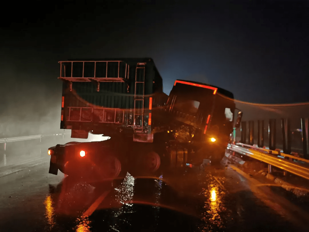 货车"漂移"撞护栏 雨天路滑须慎行