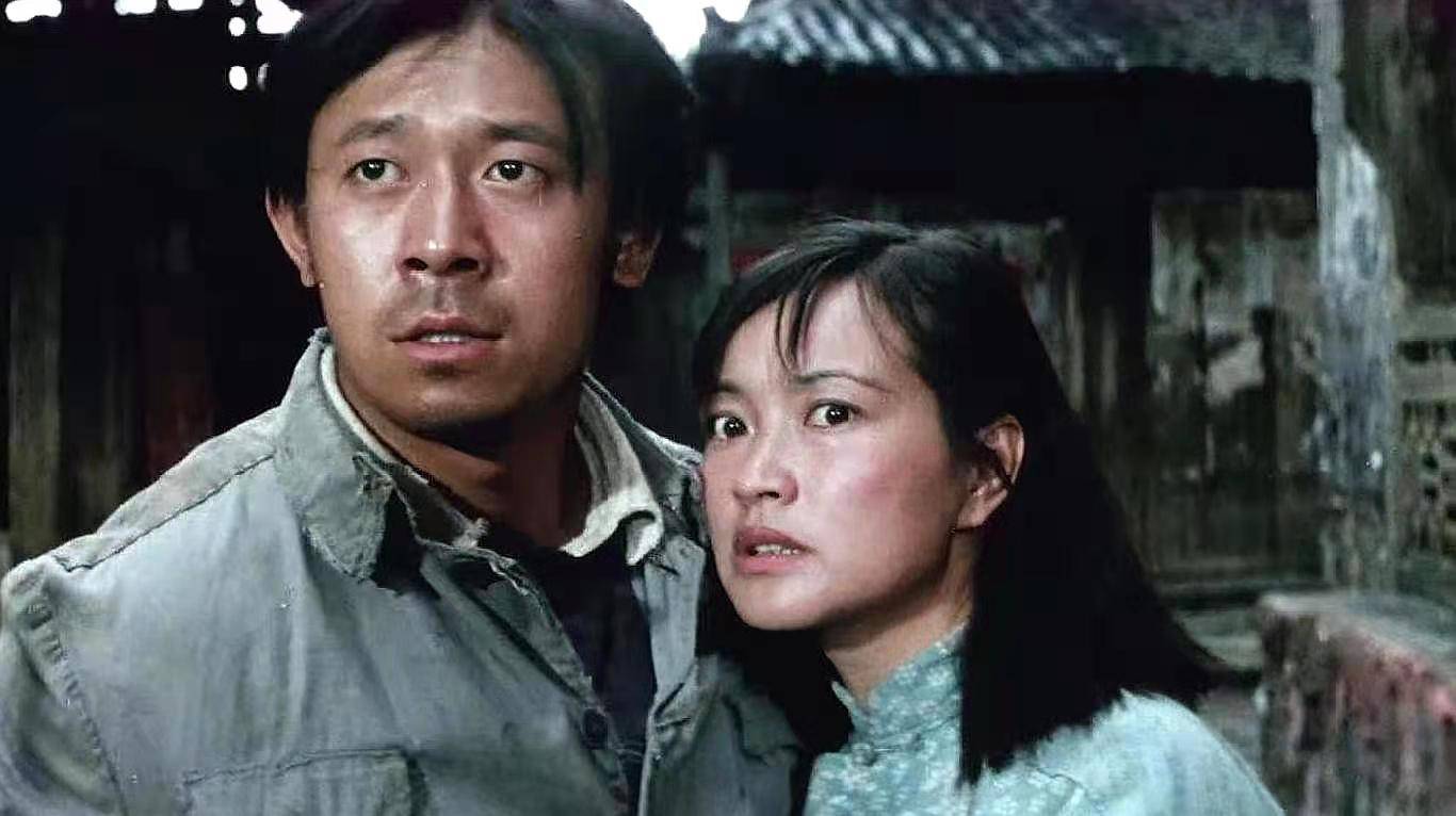 原创中国最好的电影之一《芙蓉镇》,每个人都是时代洪流中的沙粒!