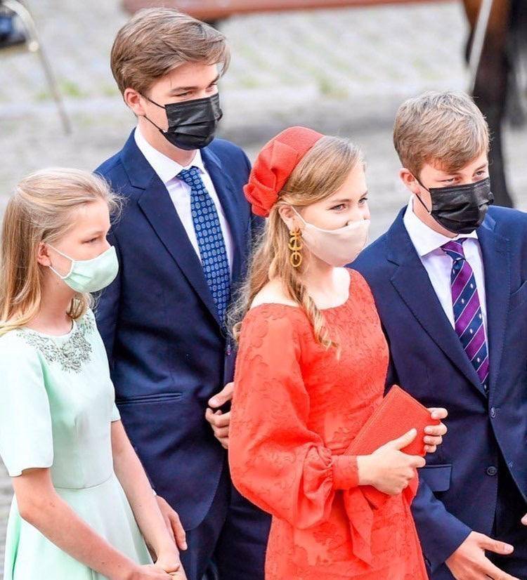 比利时庆典活动 女王储可妩媚可飒爽 老国王私生女高调上看台
