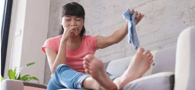 脚汗与性别没有关系,无论是男生,女生,都有可能会有脚臭.