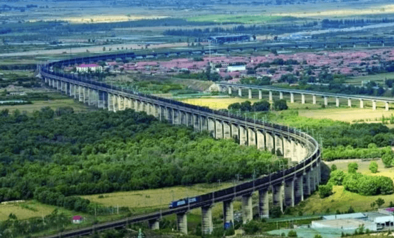 原创中国大秦铁路有多牛?重量可达2万吨,全世界独一无二