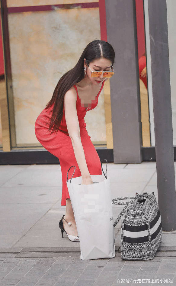 原创翘臀细腰的美丽少妇,红色吊带长裙,成熟迷人