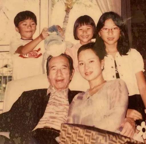 赌王三太陈婉珍现身上海餐厅,身材发福肚腩大,人均消费100多元