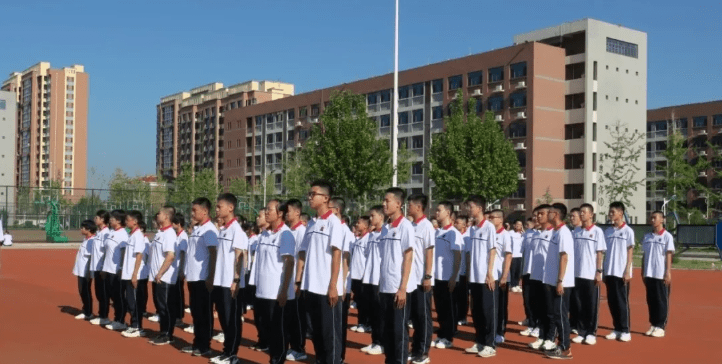 衡水市冀州中学吹响军训号角 绽放青春年华(一)