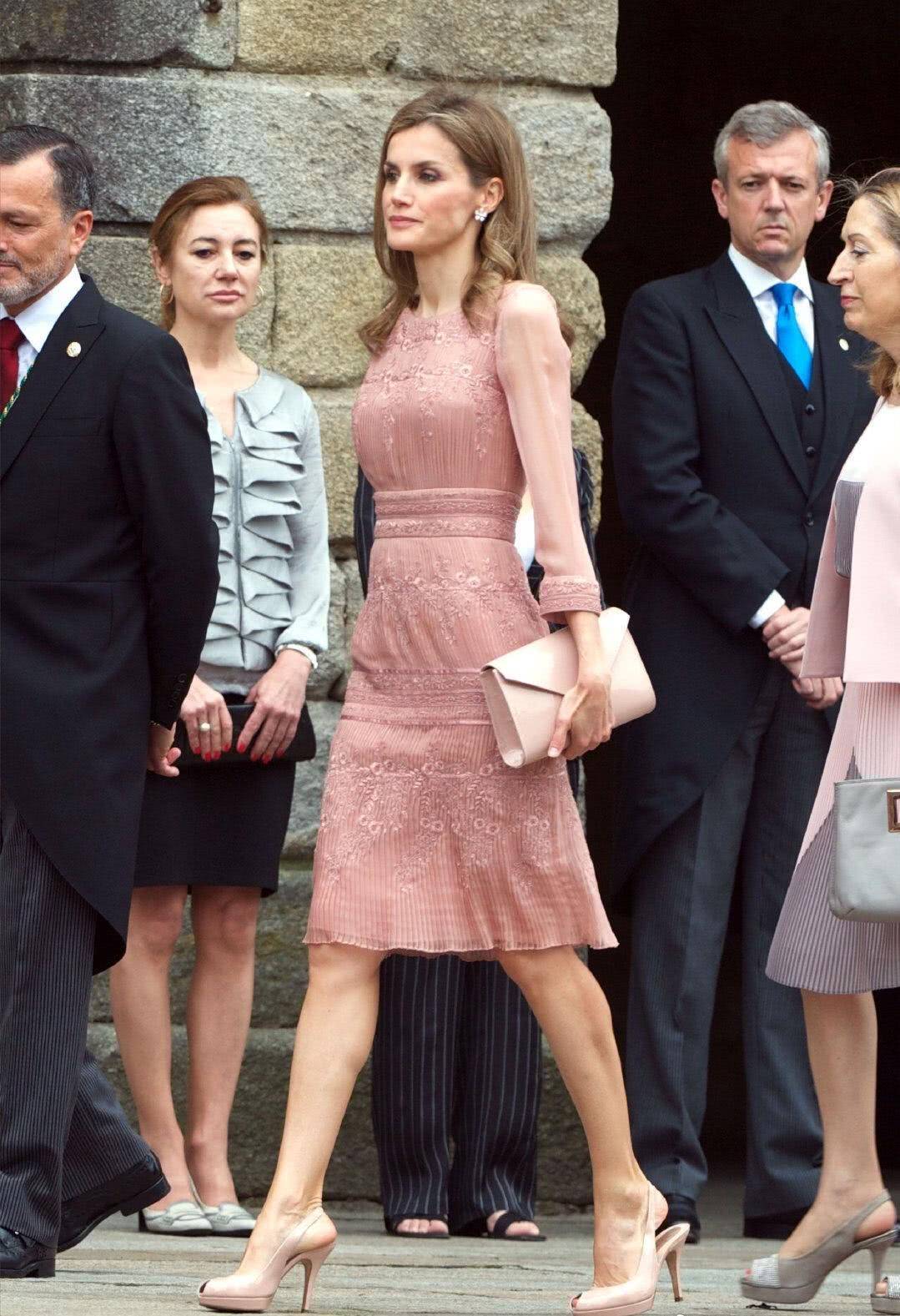 原创西班牙王后扮嫩穿粉色,"花瓶"梅拉尼娅也要靠边站,气质太好了