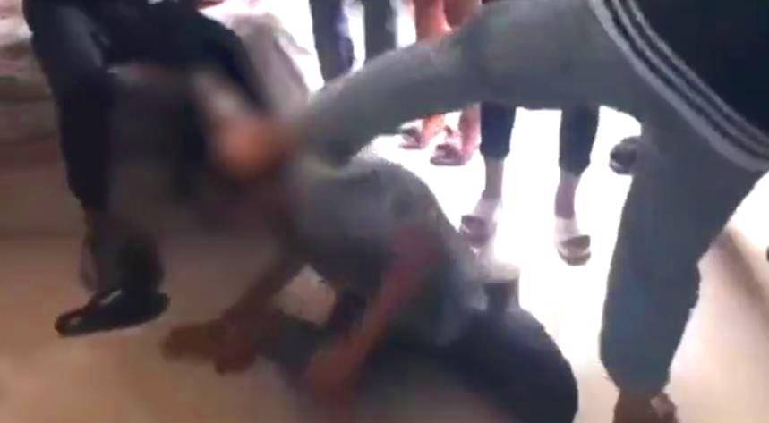 云南一女生招校园暴力,被多名学生殴打,网友:必须严惩