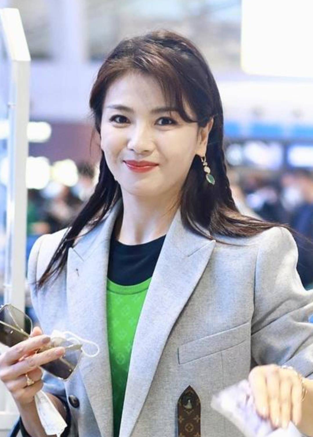 刘涛活动近照气质出众,一字裙露大片肌肤,全套镶钻首饰太奢侈
