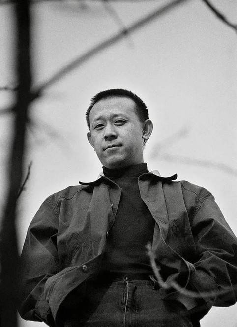 姜文的母亲曾说过,姜文小时候很直愣,干什么全在明面上,而弟弟姜武小